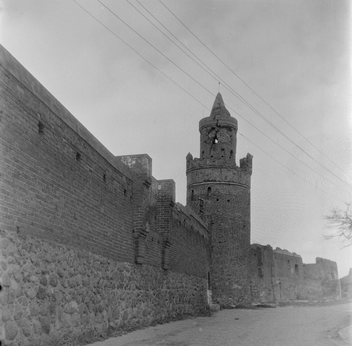 mury miejskie - Baszta Sowia oraz fragment murów obronnych - ruina, skan 1