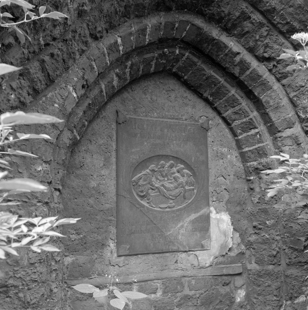 zespół klasztorny dominikanów, kościół pw. Najświętszej Marii Panny, obecnie galeria sztuki EL - epitafium na murze północnym, skan 1