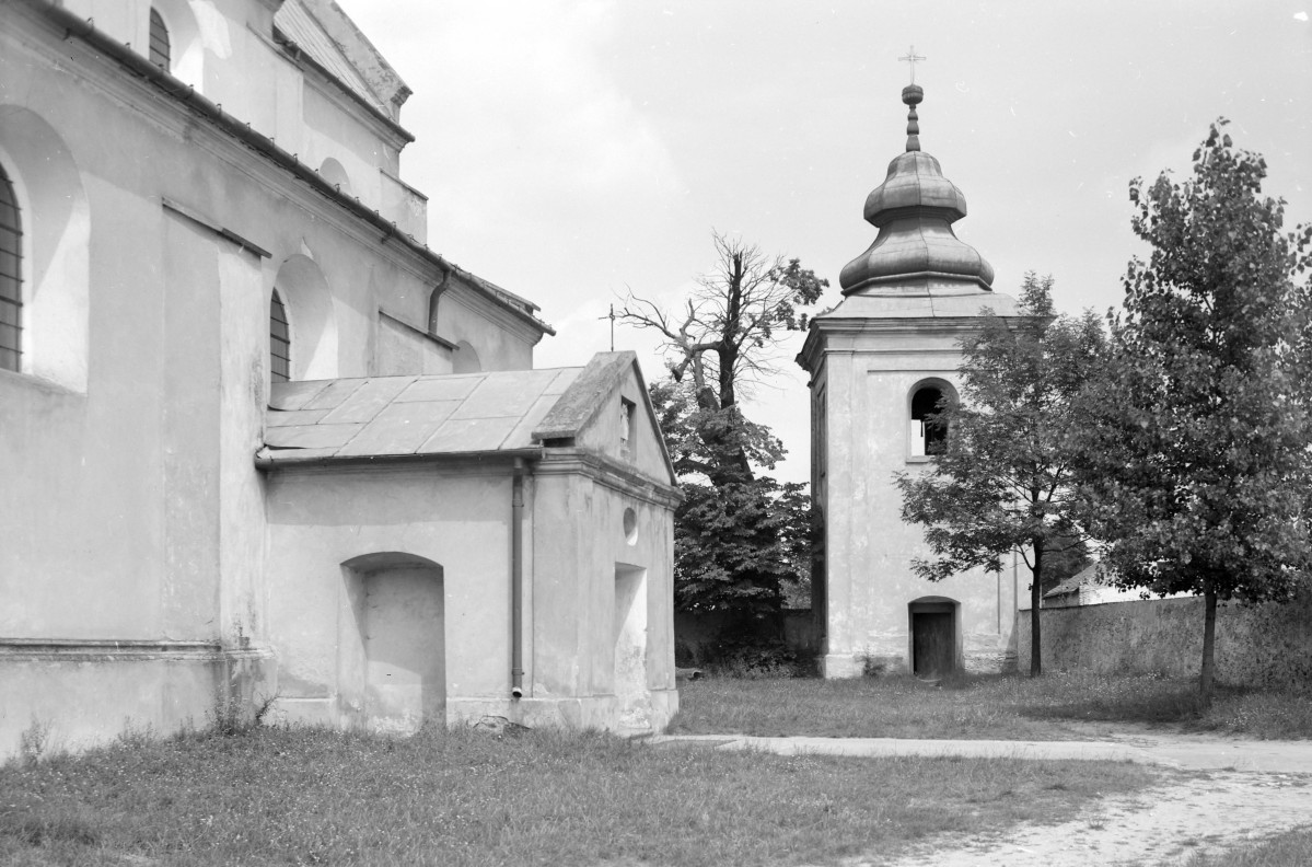 kościół parafialny pw. Świętej Trójcy - kruchta południowa i dzwonnica, skan 1