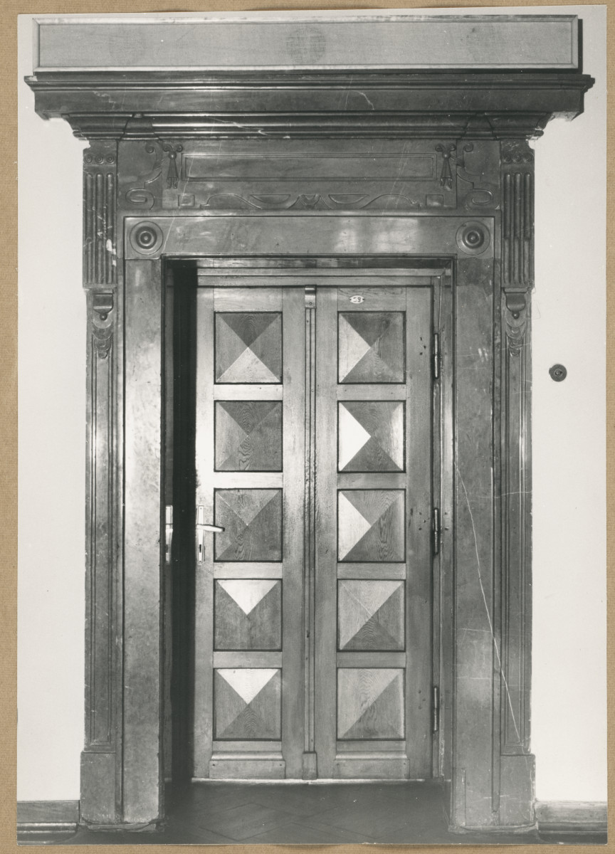 Pałac biskupów - wnętrze , portal do sali jadalnej, skan 1