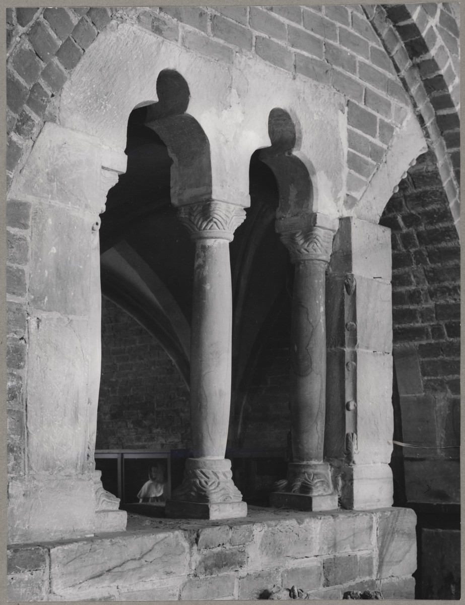 Zespół opactwa cystersów - klasztor, widok przeźrocza pomiędzy krużgankiem a kapitularzem, skan 1