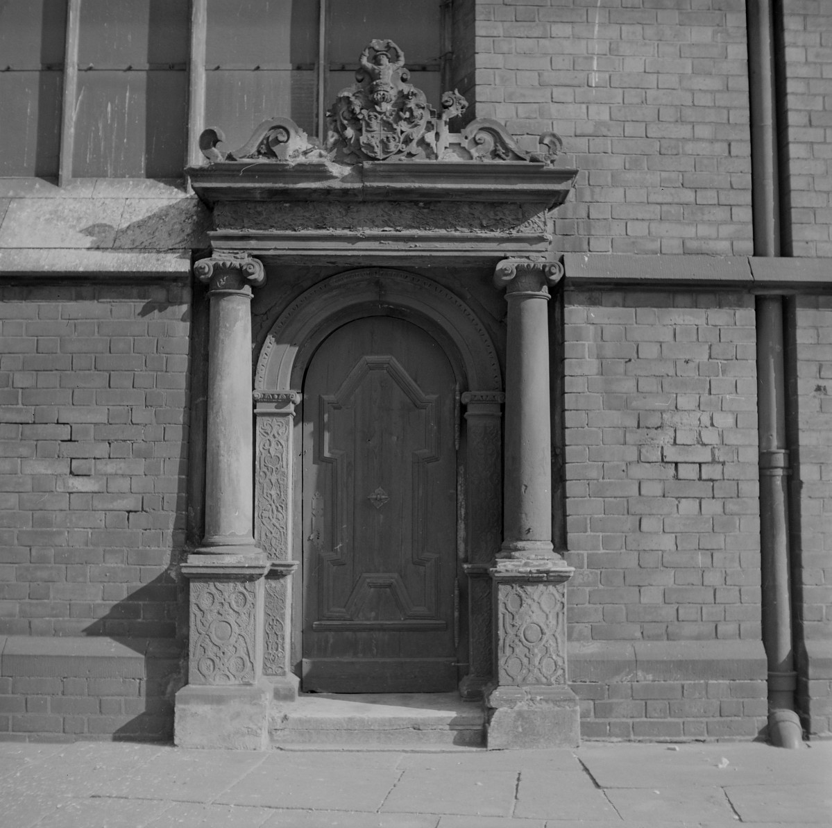 kościół parafialny, ob. garnizonowy pw. św. Elżbiety - portal boczny, skan 1