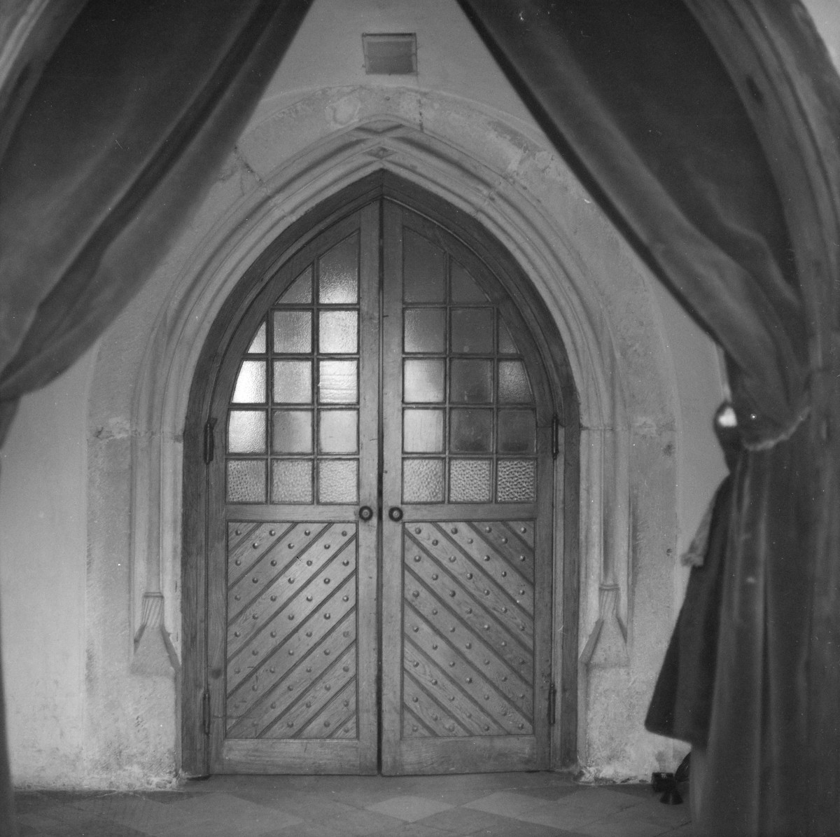 Kościół św. Katarzyny - wejściowy portal ostrołukowy , skan 1