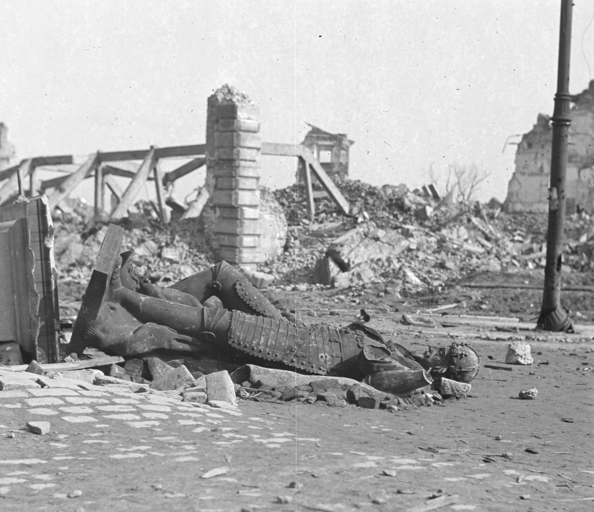 Zniszczony posąg Zygmunta III Waza. W głębi ruiny zamku królewskiego., skan 1