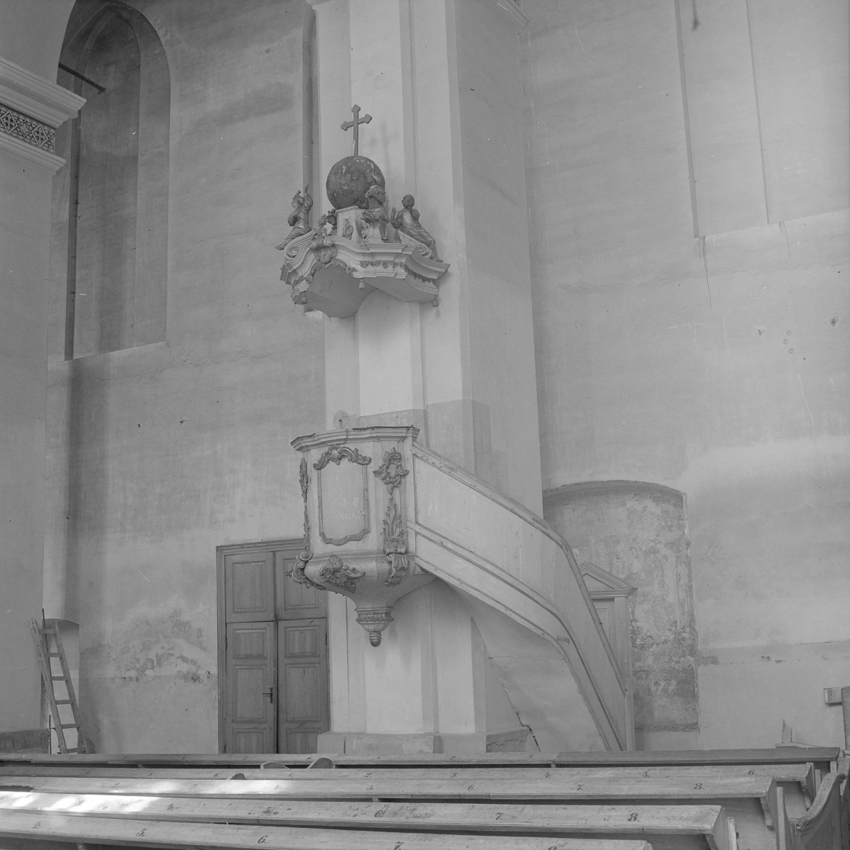 Kościół św. Piotra i św. Pawła - wnętrze: ambona z baldachimem, skan 1