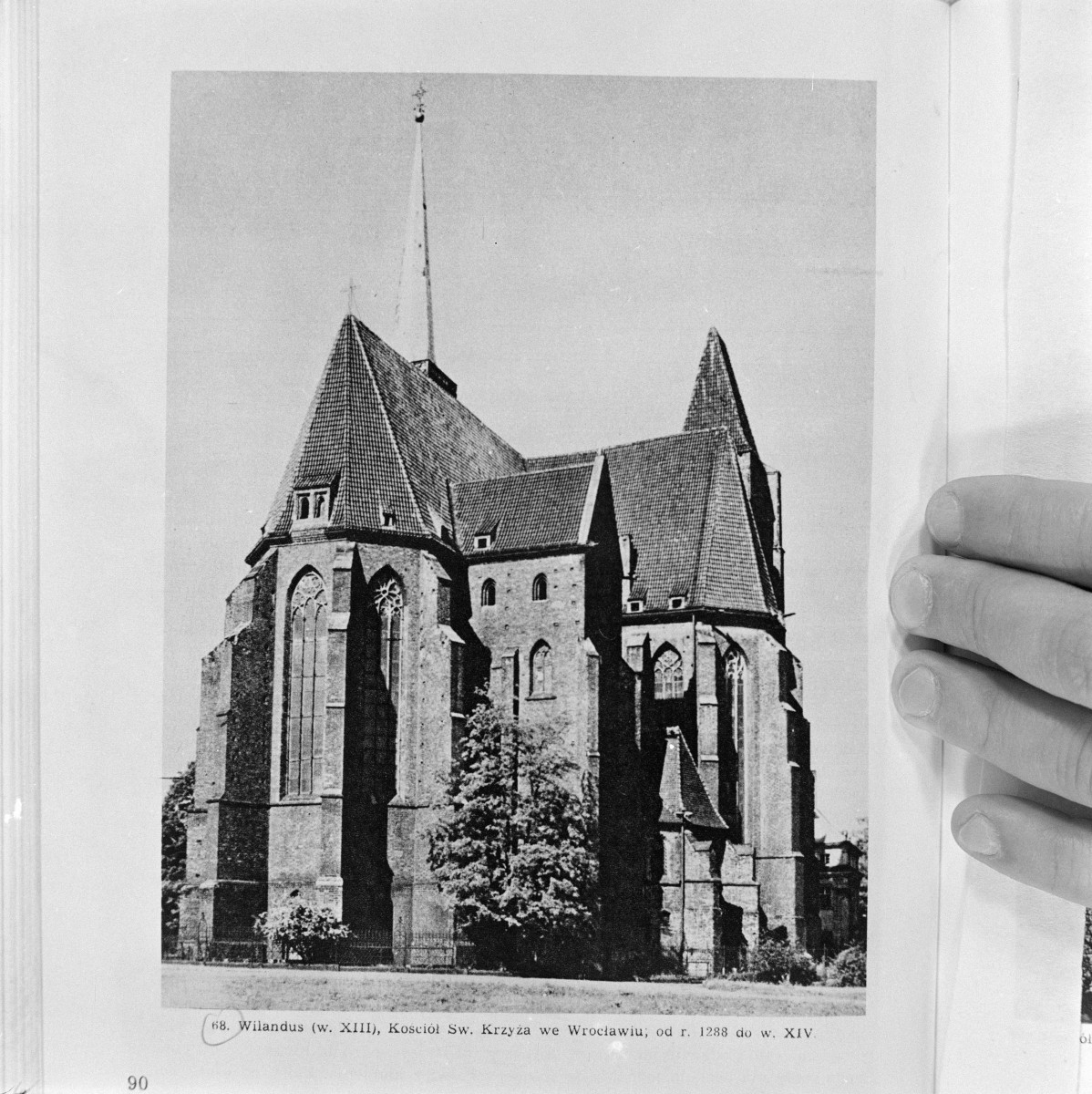 żródło: T. Dobrowolski - Sztuka Polska, Kraków, 1974 r. - kościół Św. Krzyża XIII w. - widok od wschodu, skan 1