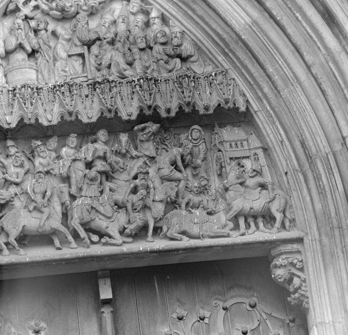 kościół pw. śś. Piotra i Pawła - elewacja frontowa - portal główny - tympanon - fragment prawy, skan 1
