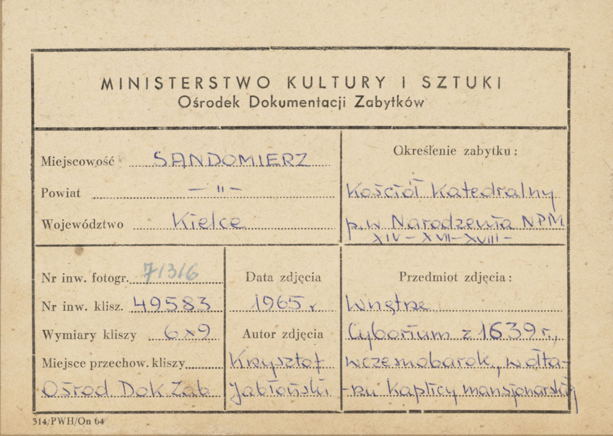  Katedra - wnętrze, widok cyborium na ołtarzu kaplicy mansjonarskiej - metryczka, skan 1