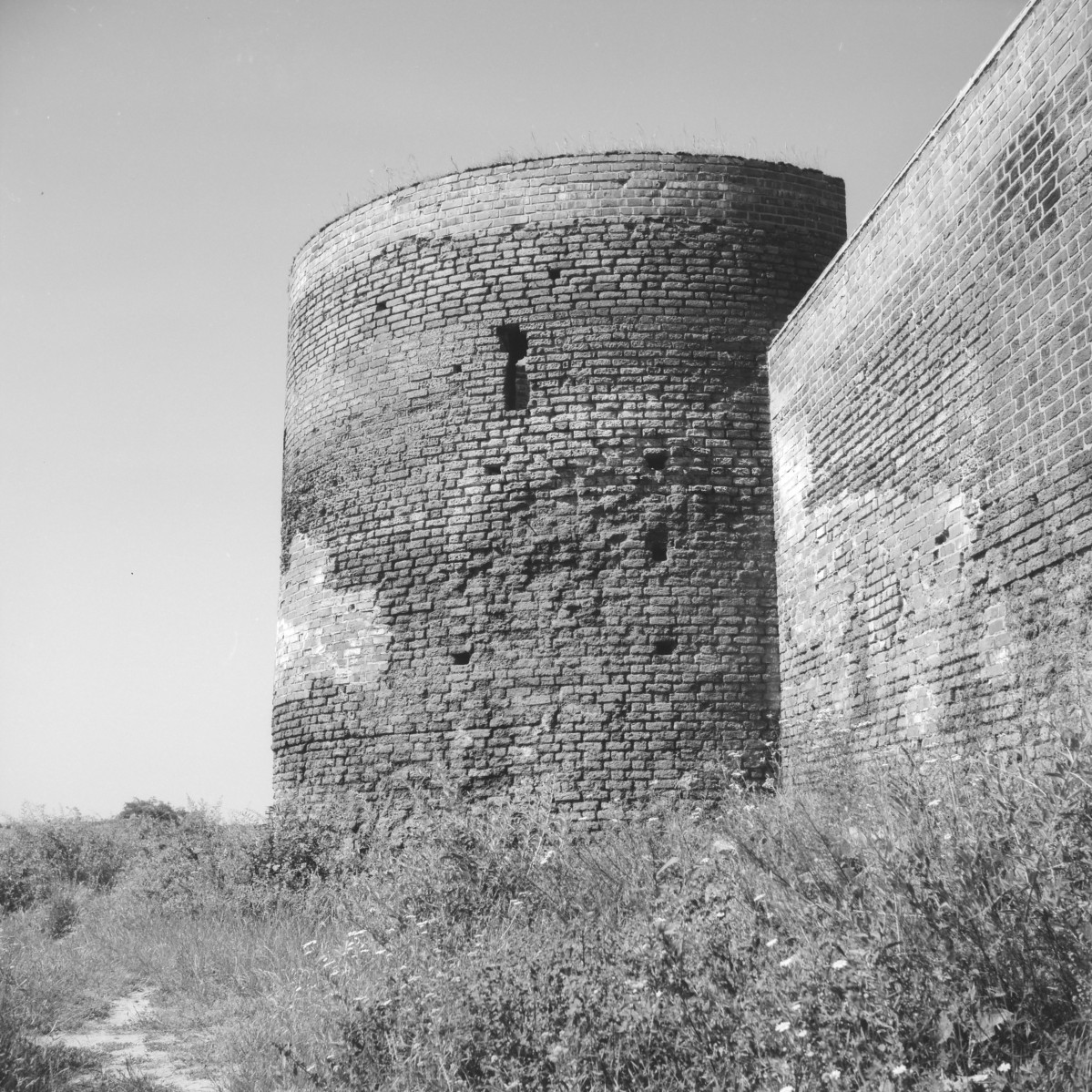 Mury miejskie z basztą. Elewacja., skan 1