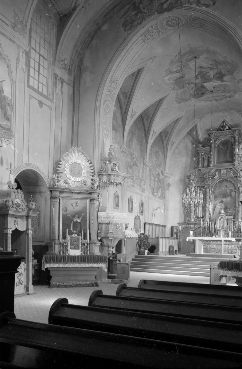 kościół oo. Karmelitów pw. św.św. Katarzyny i Barbary - wnętrze: widok nawy głównej w kierunku ołtarza z amboną, skan 1