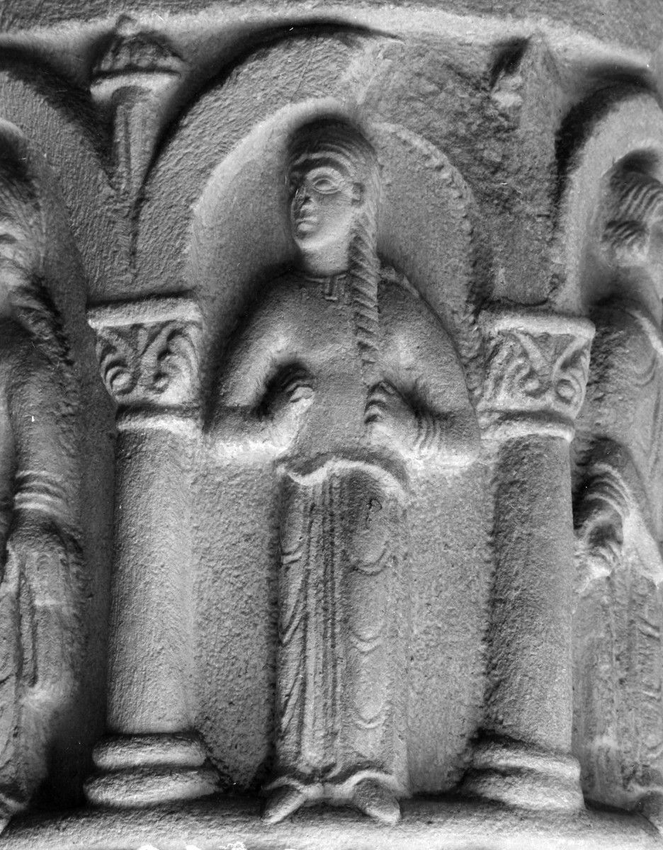 Kościół pw. Świętej Trójcy - nawa główna. Kolumna romańska. Kolumna przywar. Płaskorzeźba symbolizująca Pychę., skan 1