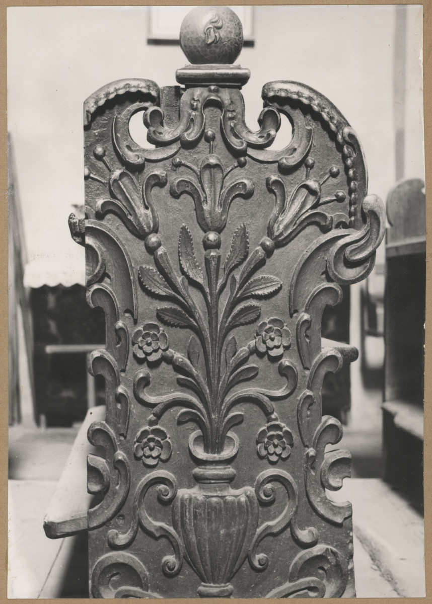 Kościół parafialny pw. św. Pawła - wnętrze, widok na snycerską dekorację boku ławki , skan 1