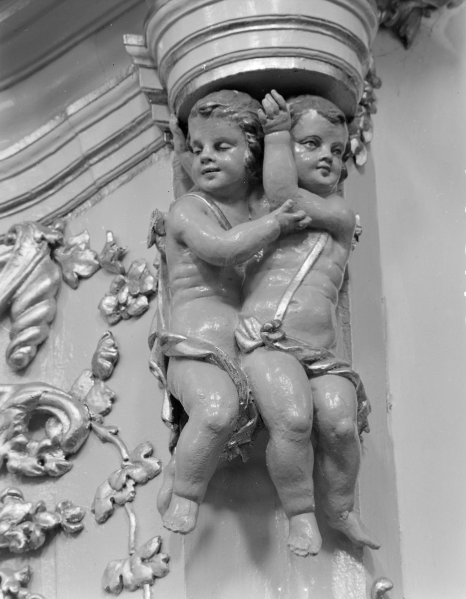 Kościół pw. NMP i św. Mikołaja - ołtarz boczny przy tęczy z lewej strony. detale: putto, skan 1