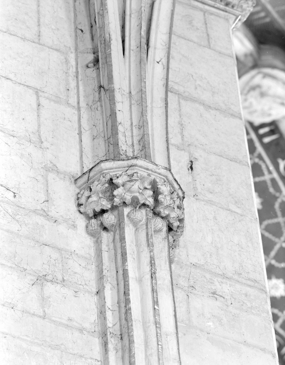 kościół katedralny pw. Narodzenia Najświętszej Marii Panny - wnętrze: głowica służki, skan 1