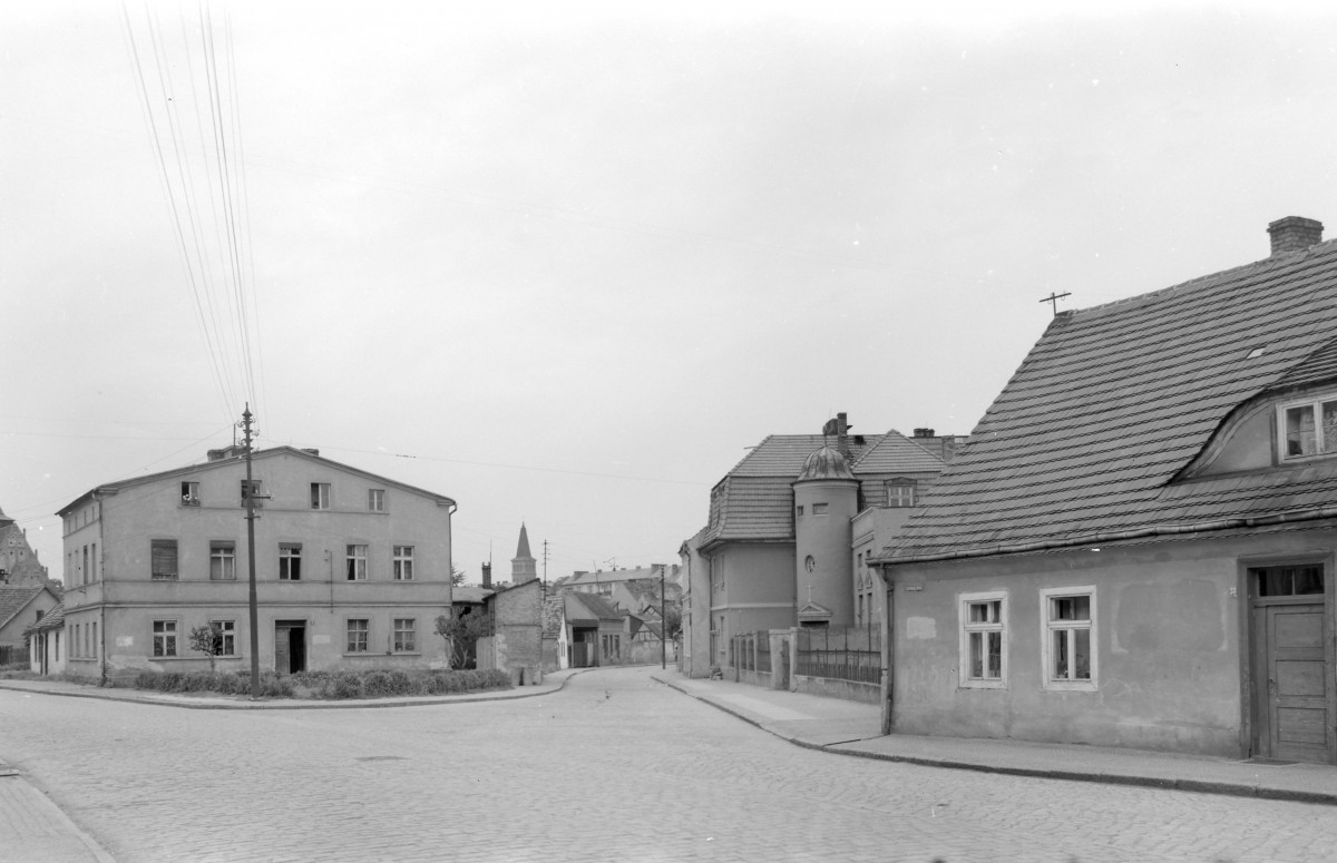 kamienice - elewacje frontowe, ulica, skan 1