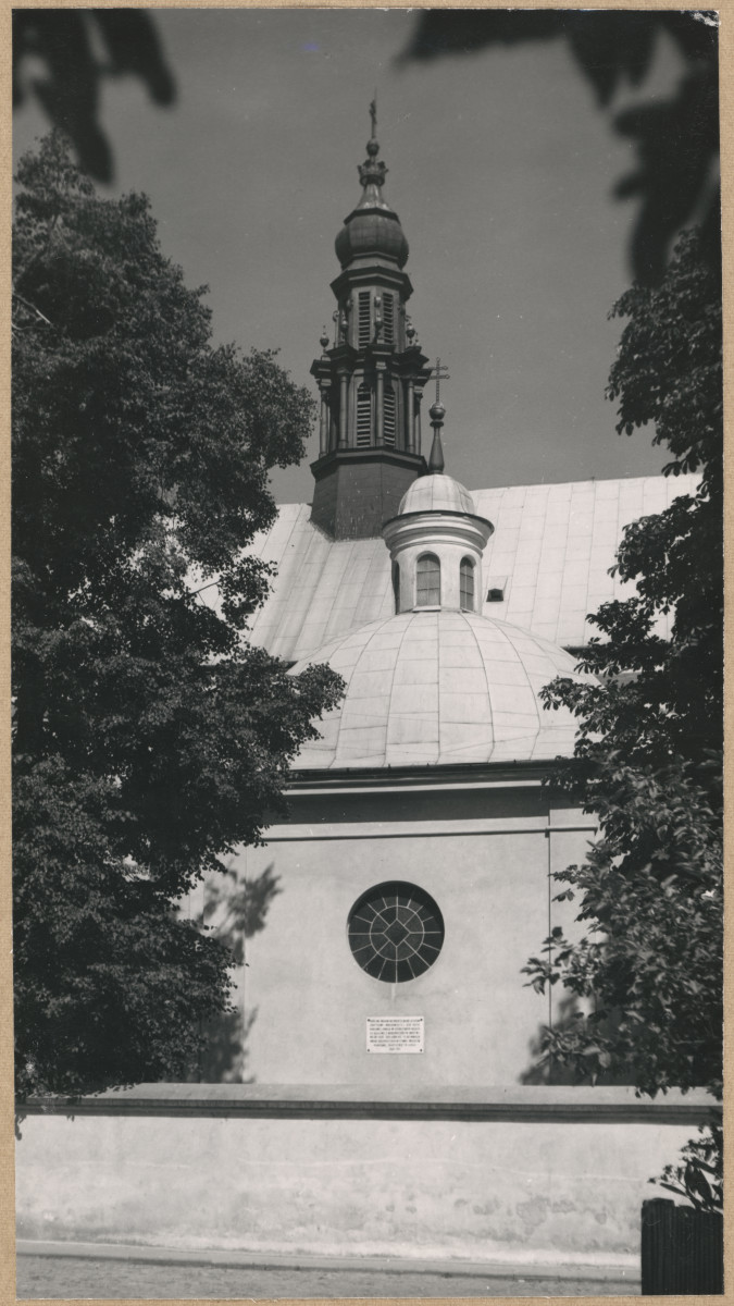 Kościół parafialny - fragment elewacji bocznej z kaplicą, widok od płd. , skan 1