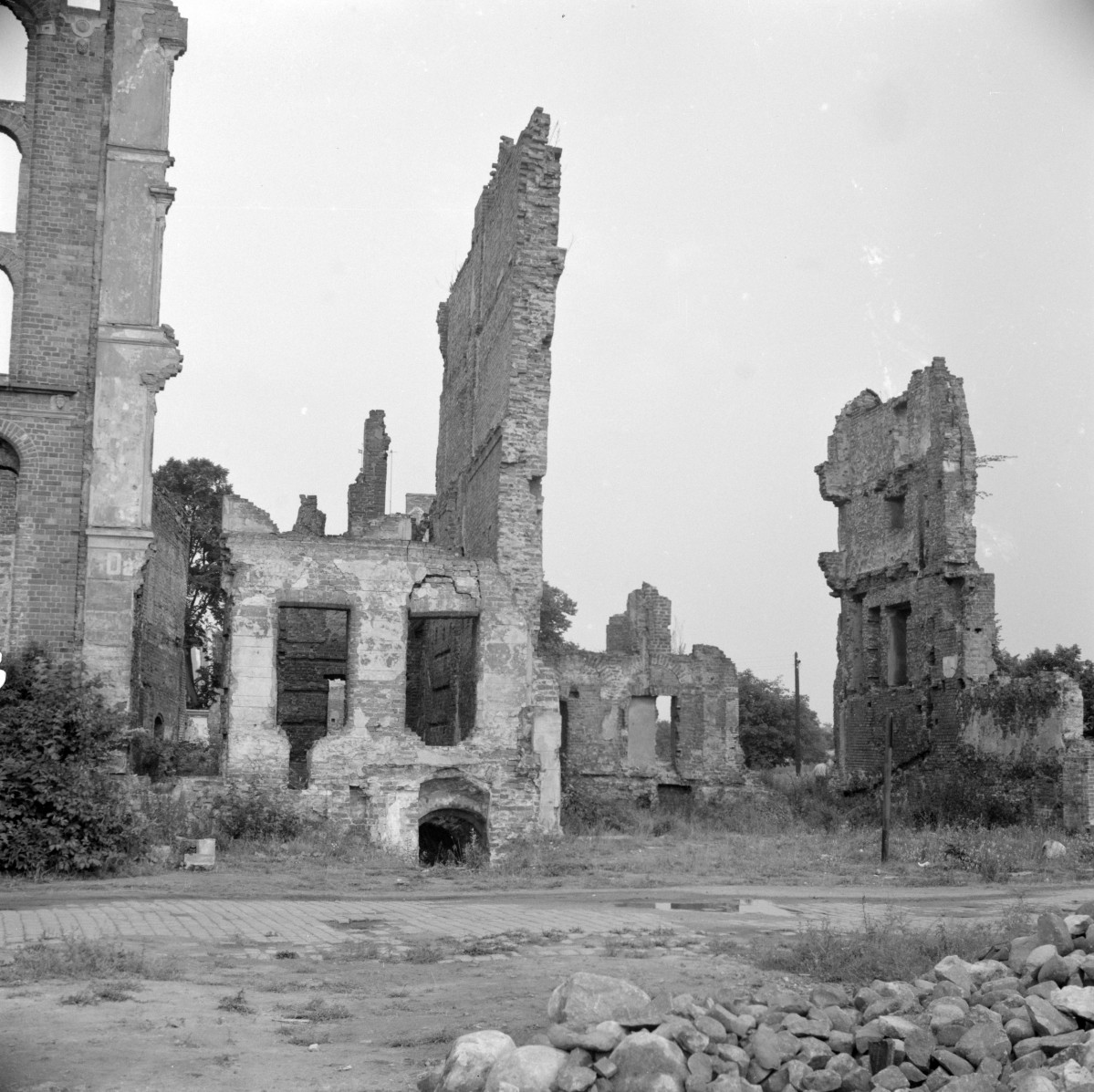 kamienica , ul. Nadbrzeżna, róg Wigilijnej - ruiny, skan 1