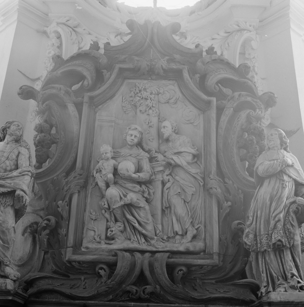 Kościół NMP na Piasku - wnętrze: ołtarz w kaplicy, płaskorzeźba św. Rodziny, skan 1