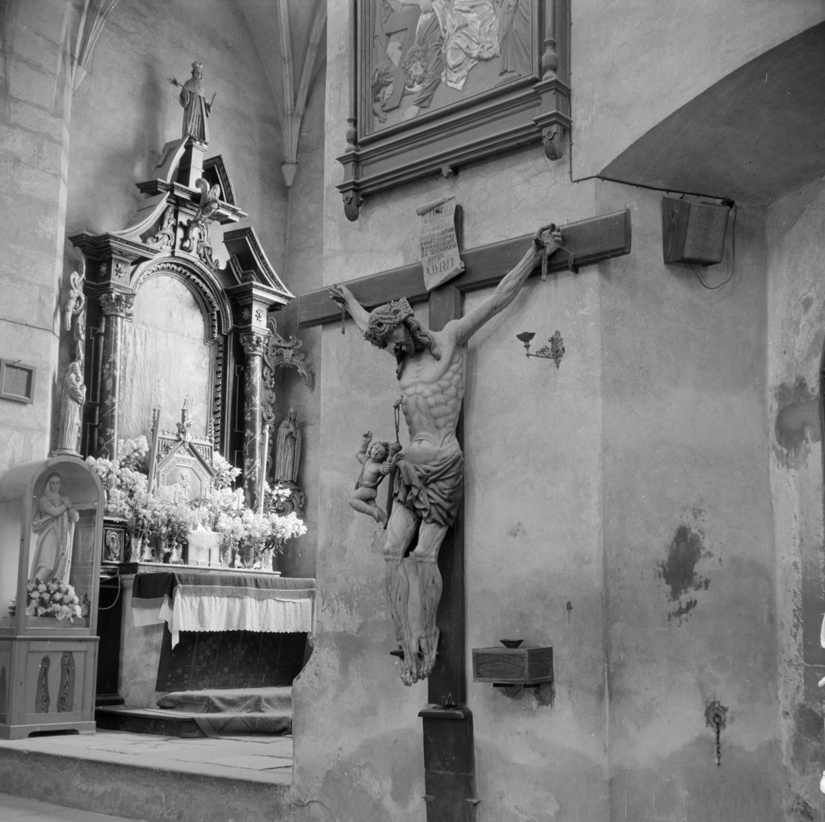 kolegiata Bożego Ciała - wnętrze, krucyfiks i ołtarz boczny, skan 1