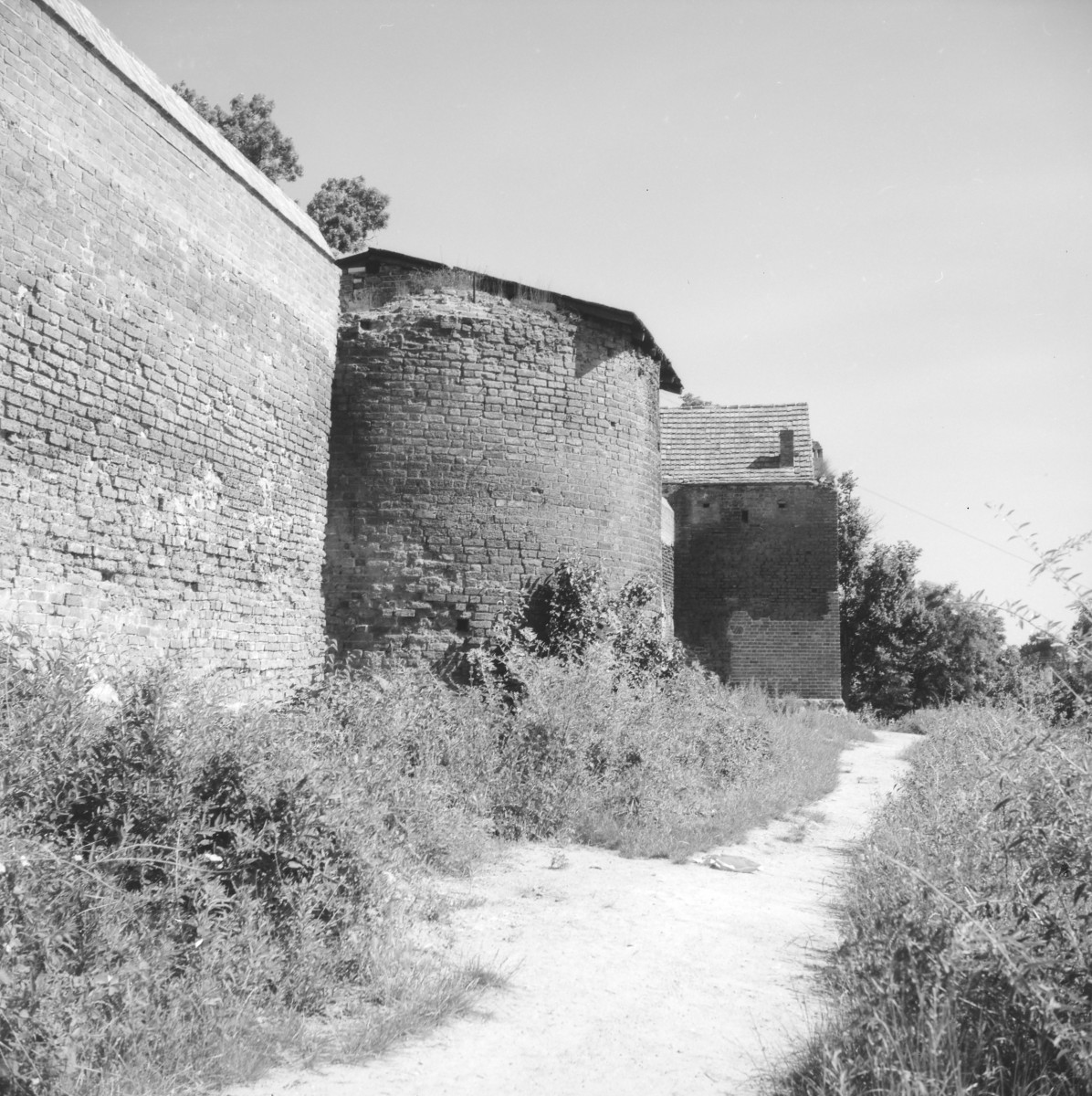 Mury miejskie z widocznym narożnikiem w postaci baszty. , skan 1