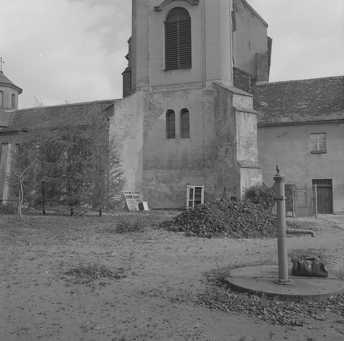 kościół pod wezwaniem św. Józefa - wieża, część dolna, przypory, skan 1