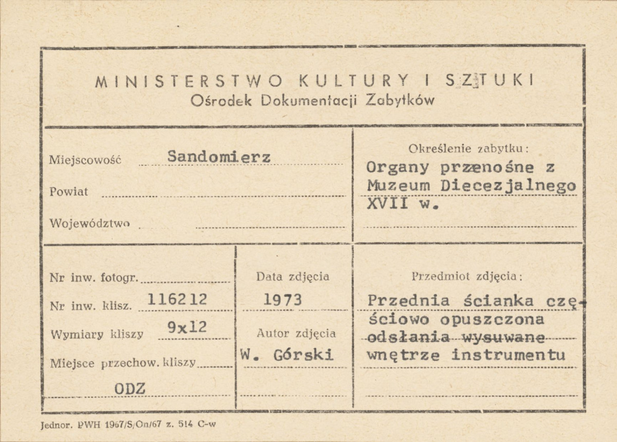Muzeum Diecezjalne - organy przenośne, przednia ścianka częściowo opuszczona, odsłania wysuwane wnętrze instrumentu - metryczka, skan 1