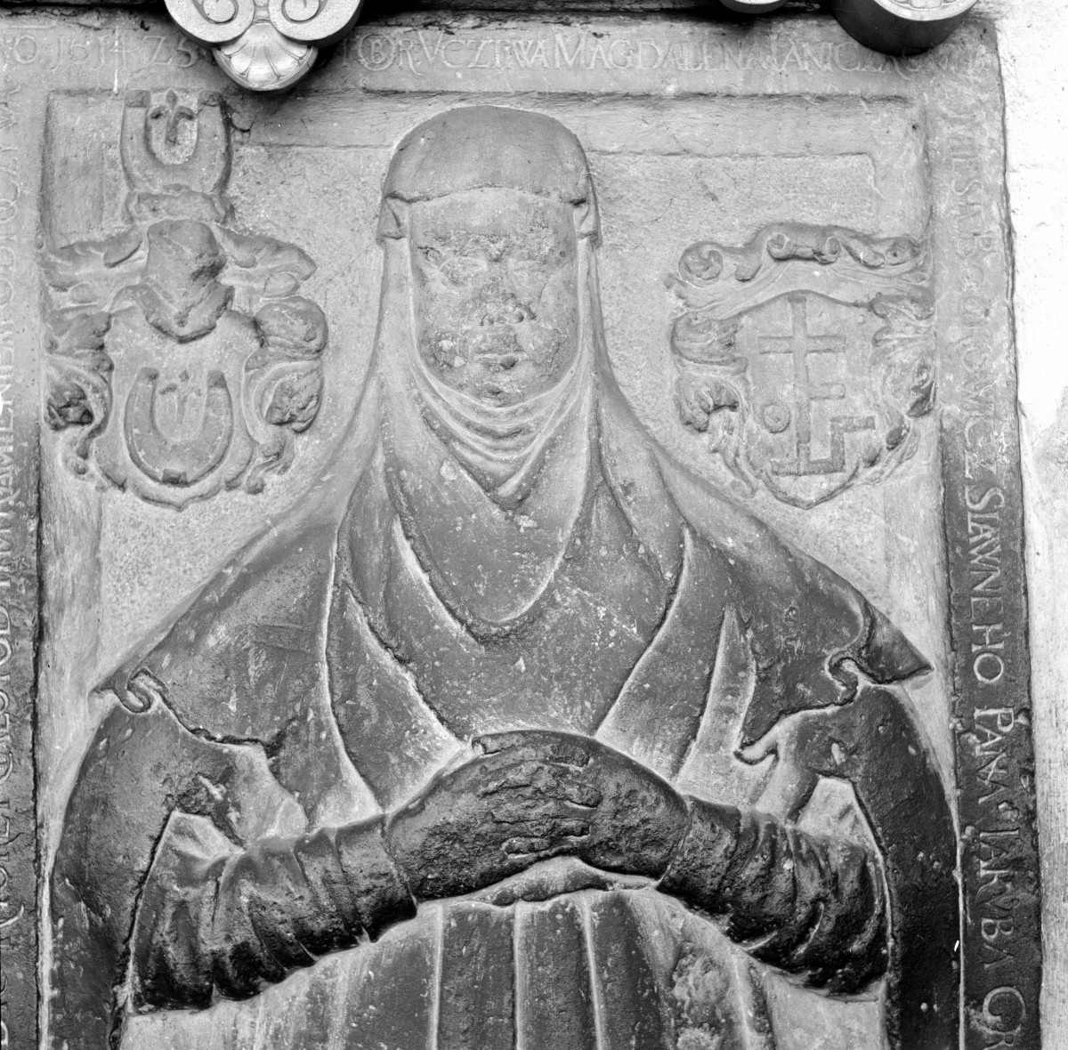 kościół św. Pawła i Piotra - wnętrze, empora i nagrobek Magdaleny Janiczek, skan 1
