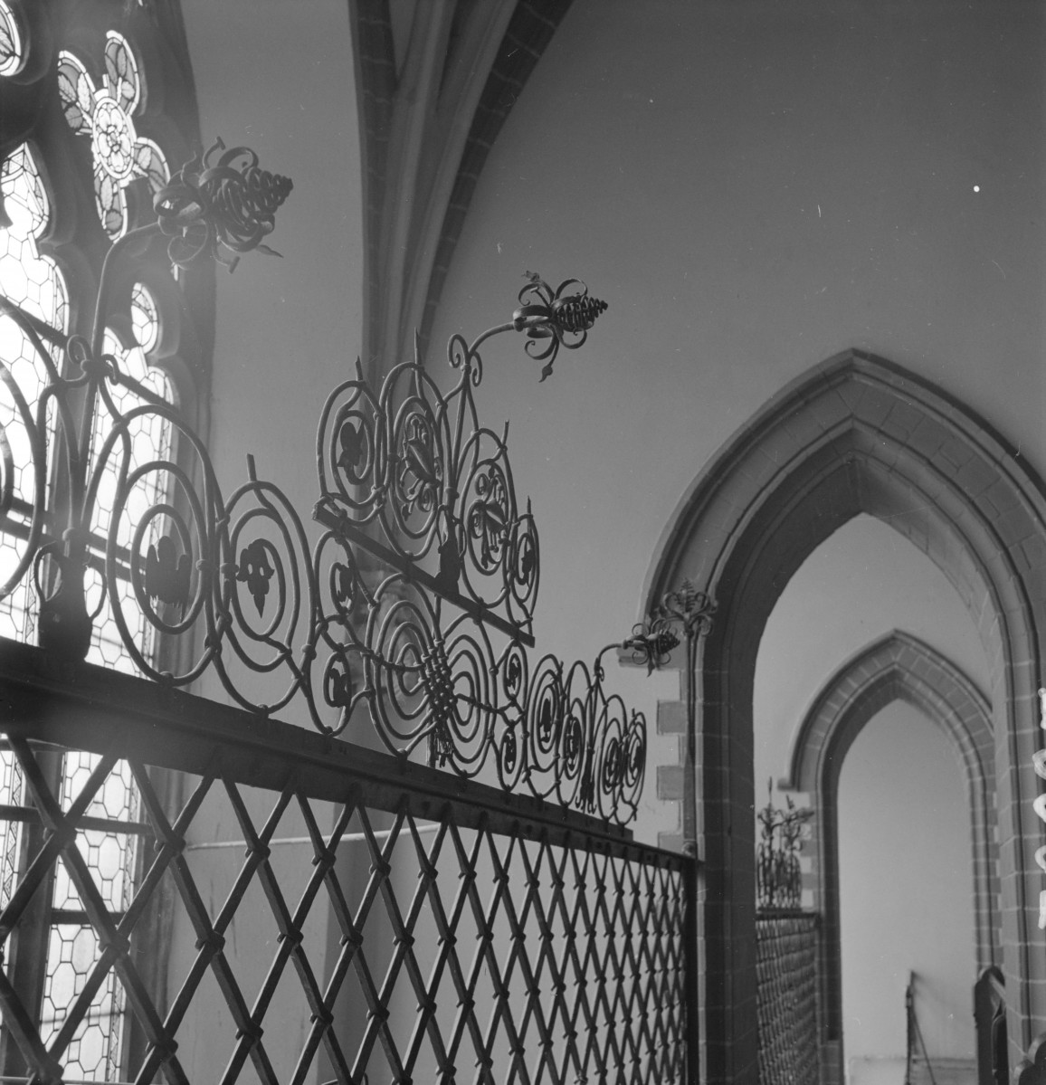 Kościół par., ob. katedra pw. św.św. Piotra i Pawła - wnętrze: krata, fragment maswerk, skan 1