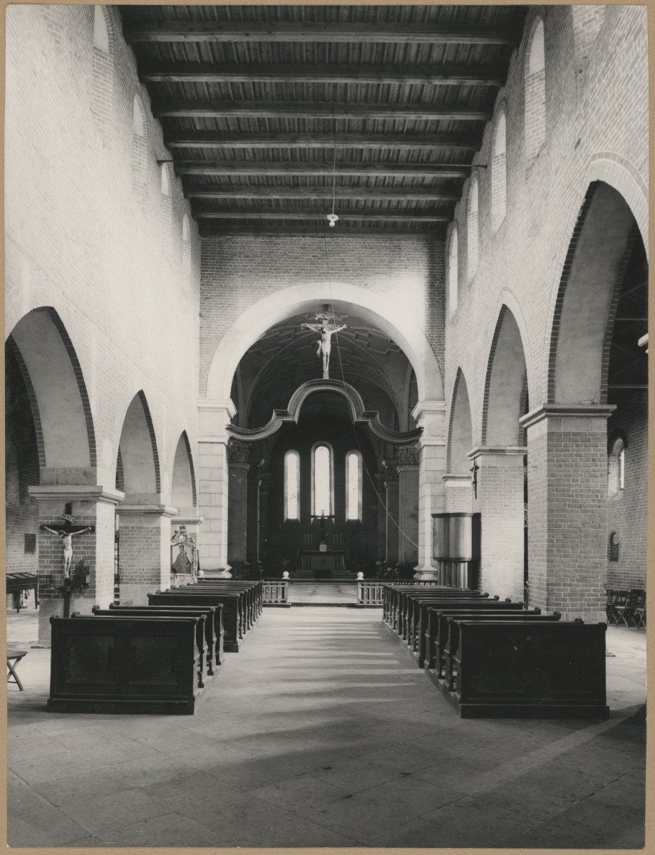  Zespół klasztorny Dominikanów - kościół, widok nawy głównej w kierunku prezbiterium , skan 1