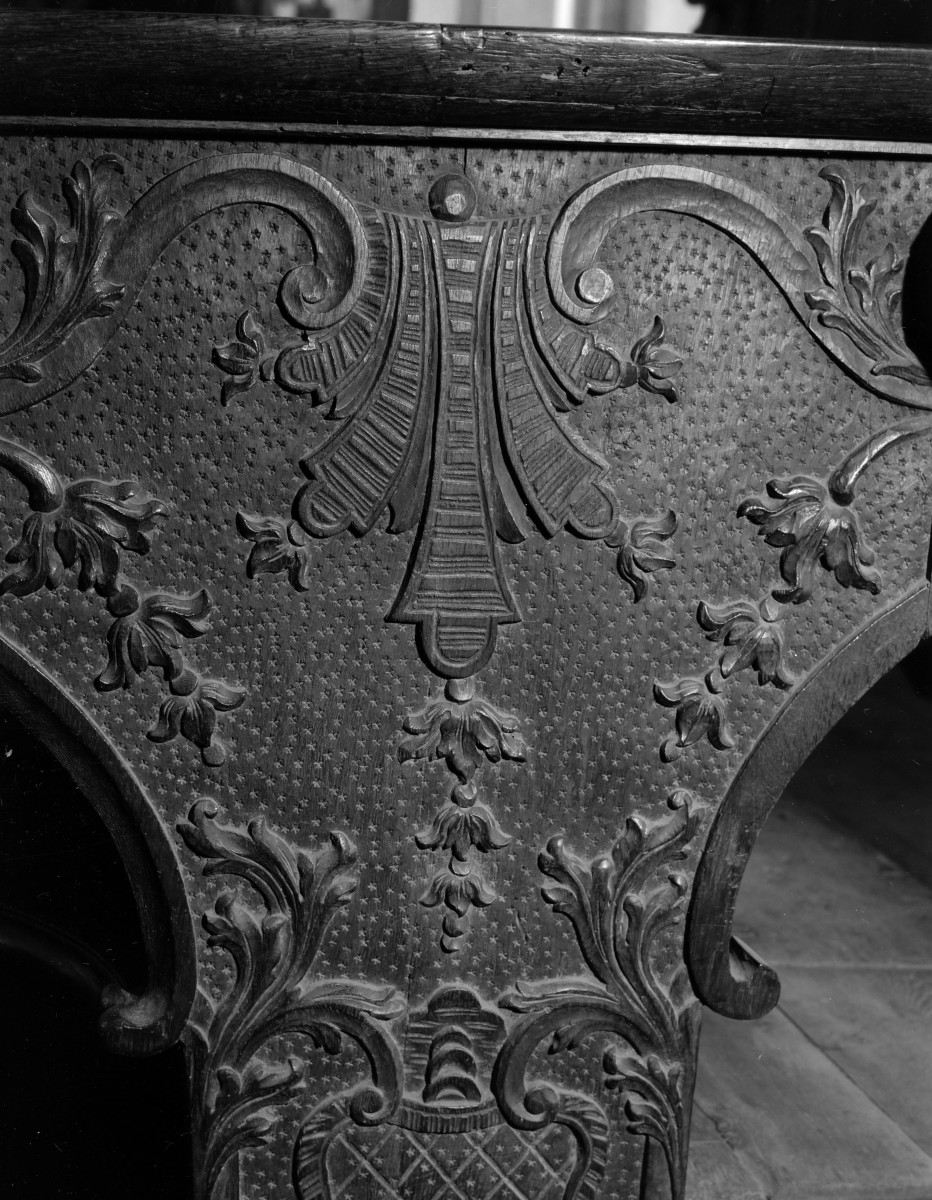 kościół, ob. parafialny pw. Wniebowzięcia Najświętszej Marii Panny - wnętrze: fragment dekoracji stall, skan 1