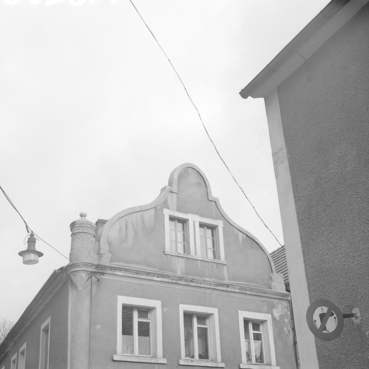 Zabudowa miejska. Kamienica, elewacja frontowa. Szczyt., skan 1