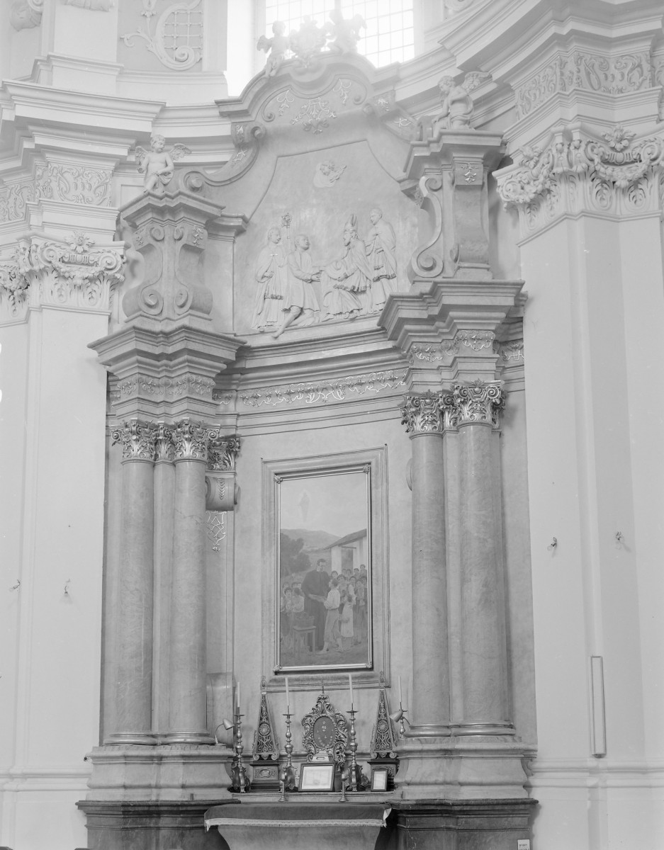 Kościół pw. NMP i św. Mikołaja - wnętrze: ołtarz boczny z kolumnami po bokach i ozdobnymi kapitelami i zwieńczeniem., skan 1