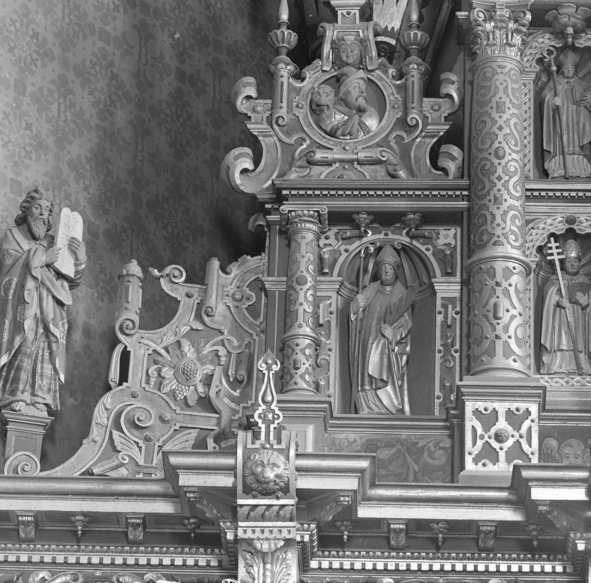 Kolegiata Bożego Ciała - ołtarz główny. Fragment lewej części zwieńczenia., skan 1