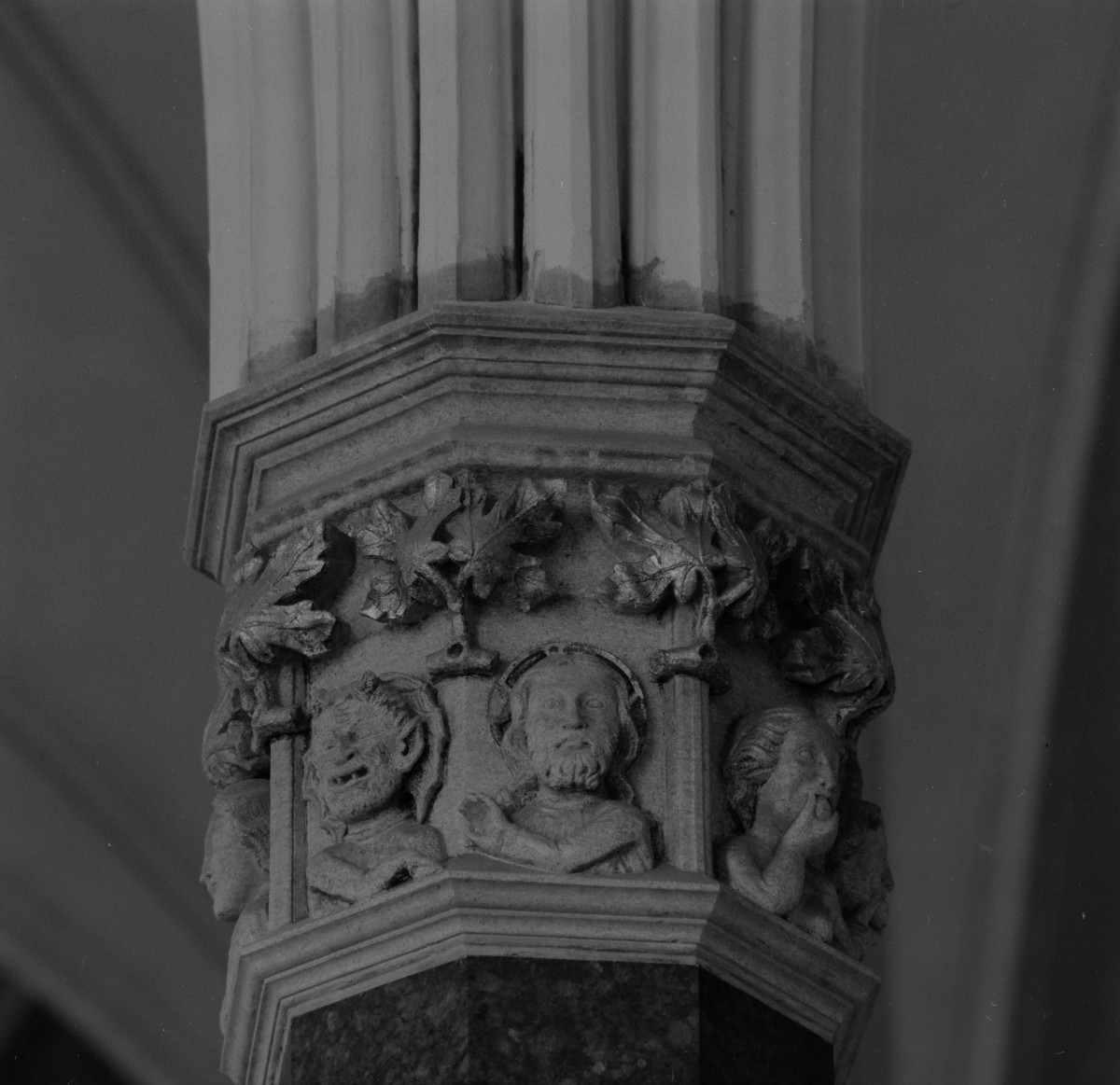 Zamek w Malborku - Zamek Wysoki, Kapitularz - głowica kolumny, skan 1