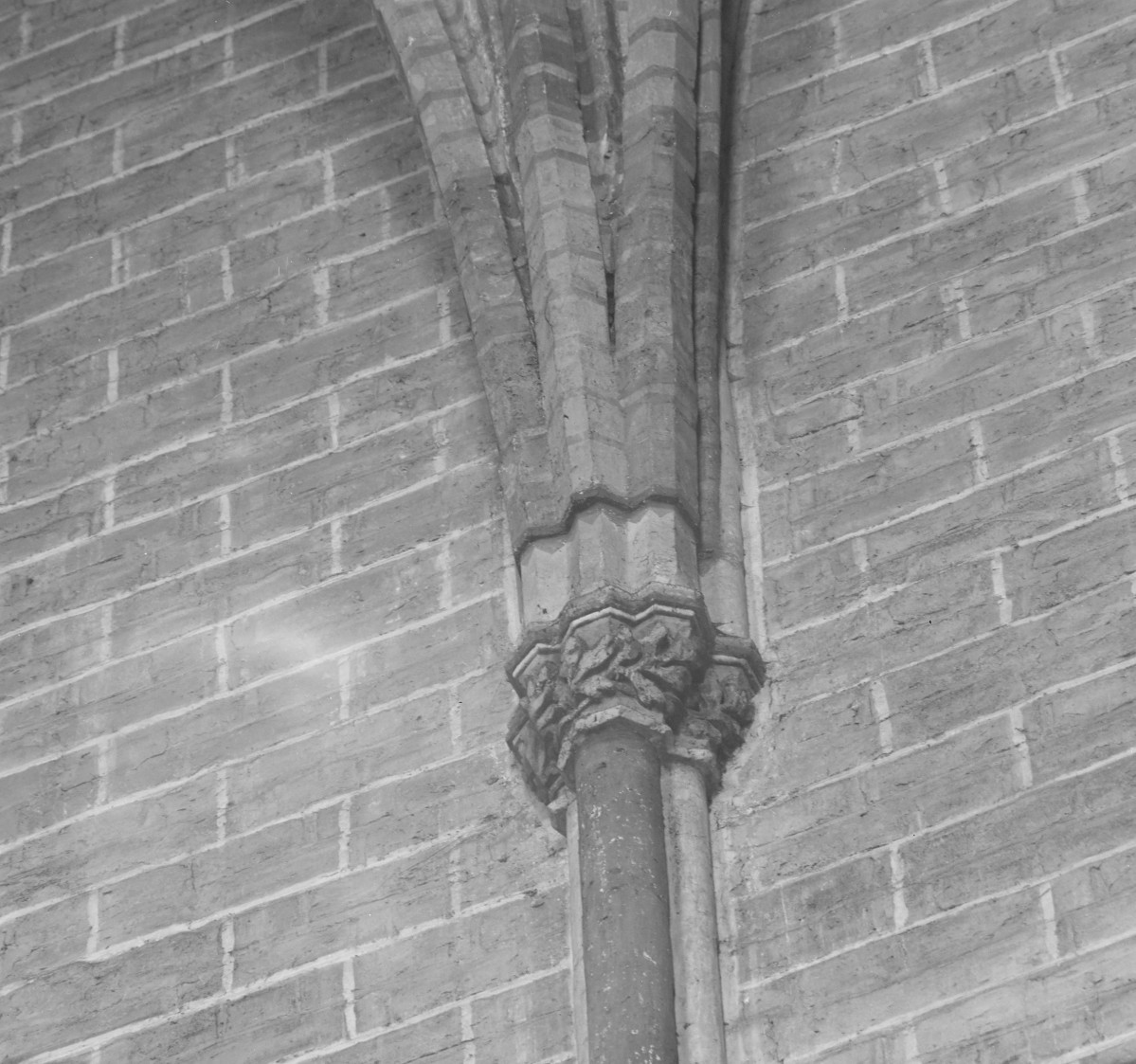 Kościół Wniebowzięcia Najświętszej Maryi Panny - wnętrze. Kapitel służki w prezbiterium., skan 1