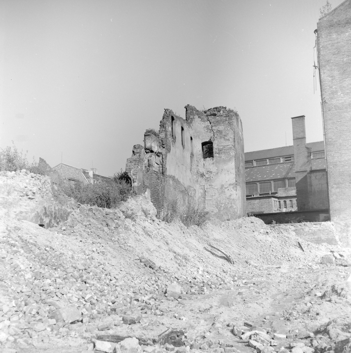 Zniszczone kamienice. Widok ogólny. Fragment hali targowej. , skan 1