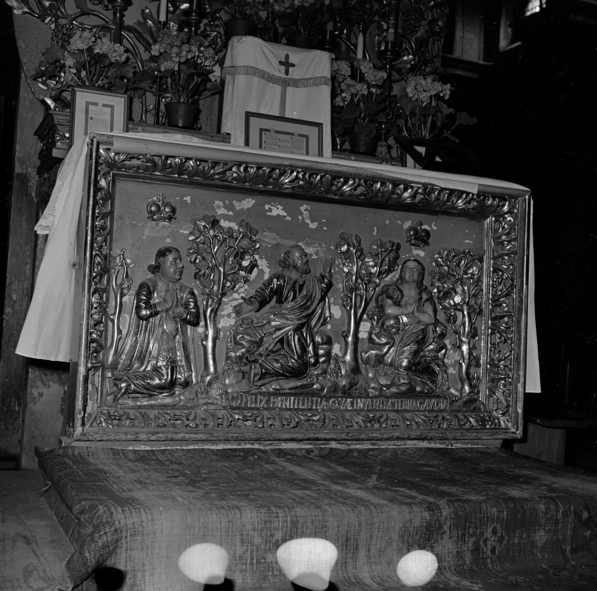 kościół farny św. Trójcy - ołtarz - antepedium, skan 1