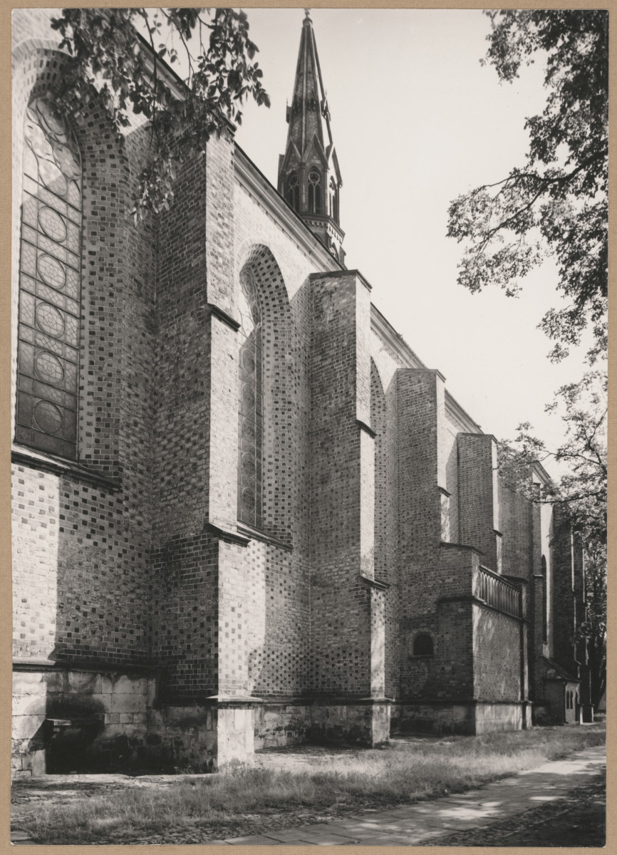 Katedra - fragment elewacji płd.-zach., skan 1