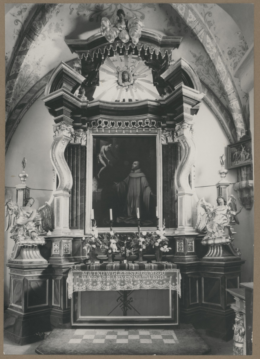 Zespół klasztorny - kościół, wnętrze , widok ołtarza bocznego z obrazem św. Bernarda z Clairvaux, skan 1