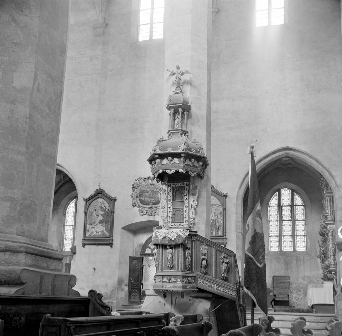 kolegiata Bożego Ciała - wnętrze, ambona, skan 1