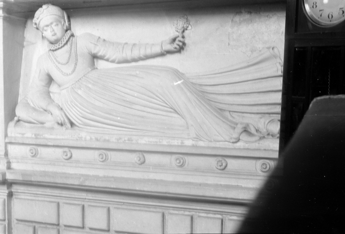 kościół św. Mikołaja - płaskorzeźba Elżbiety Firlej, skan 1