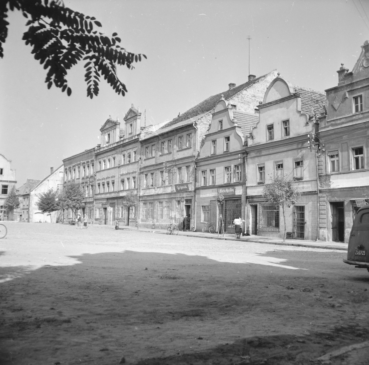 rynek miejski - pierzeja północno - wschodnia - elewacja frontowa, skan 1