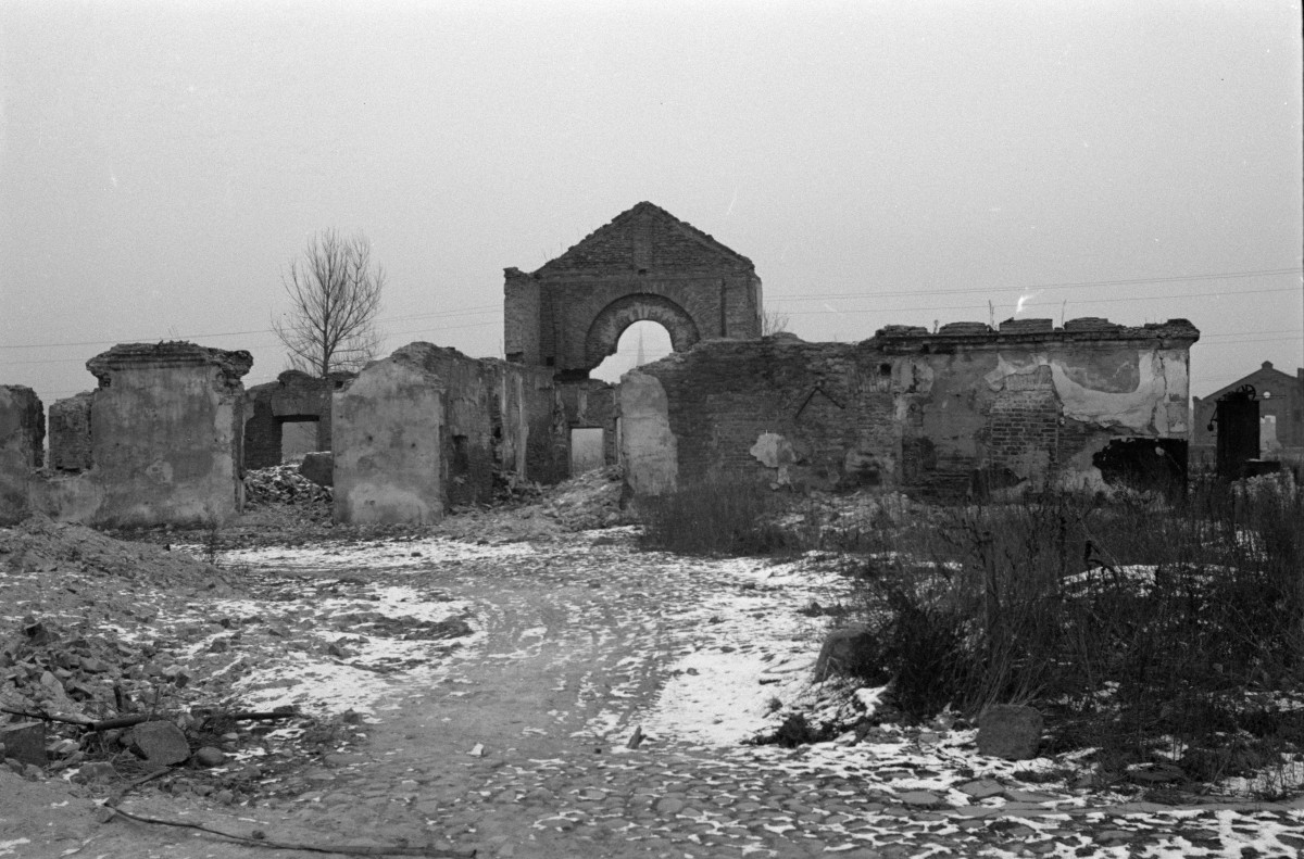 Ruiny "Żółtej Karczmy" - widok ogólny., skan 1