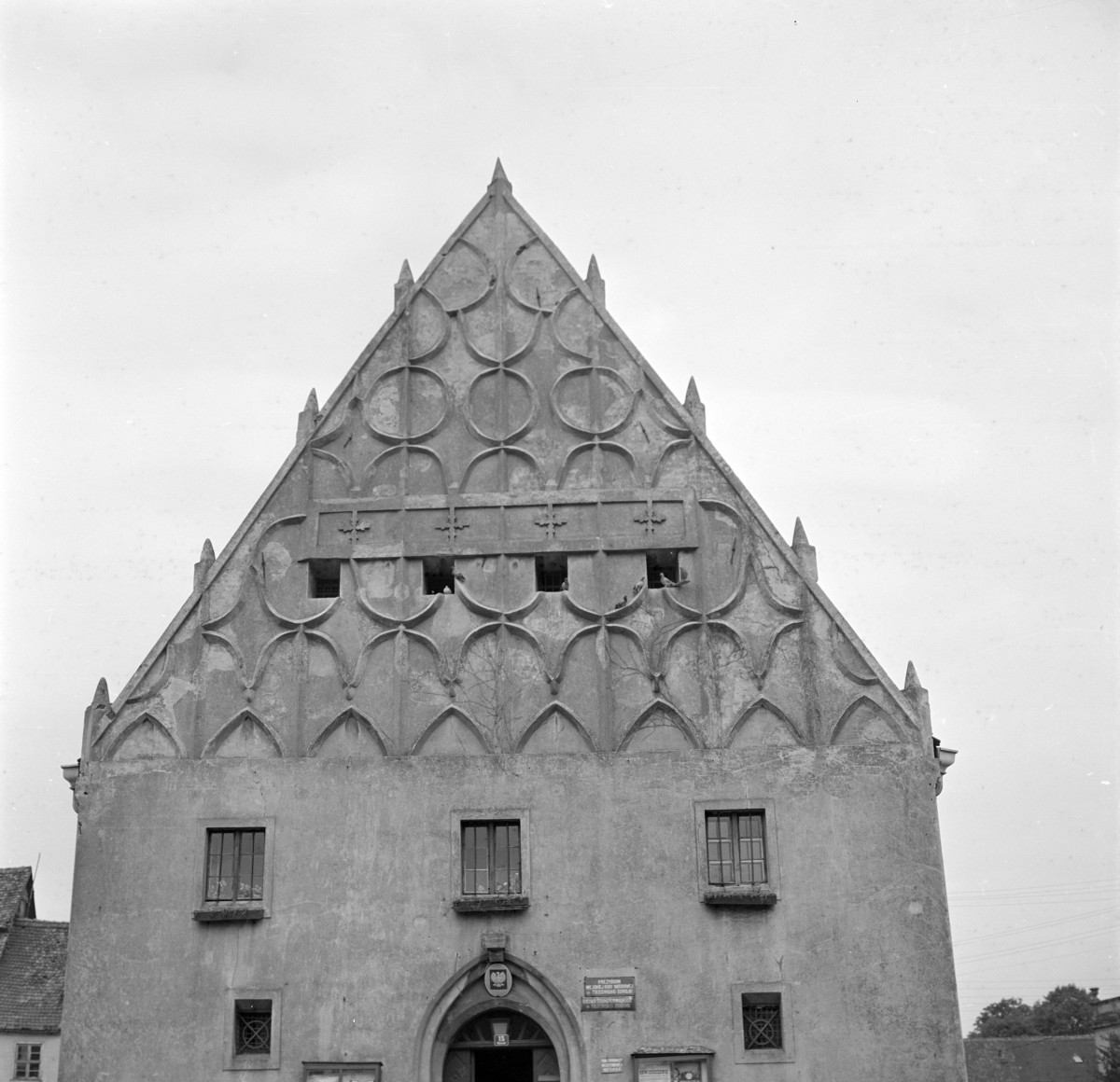 ratusz - elewacja szczytowa, ostrołukowy portal, dekoracja maswerkowa, skan 1