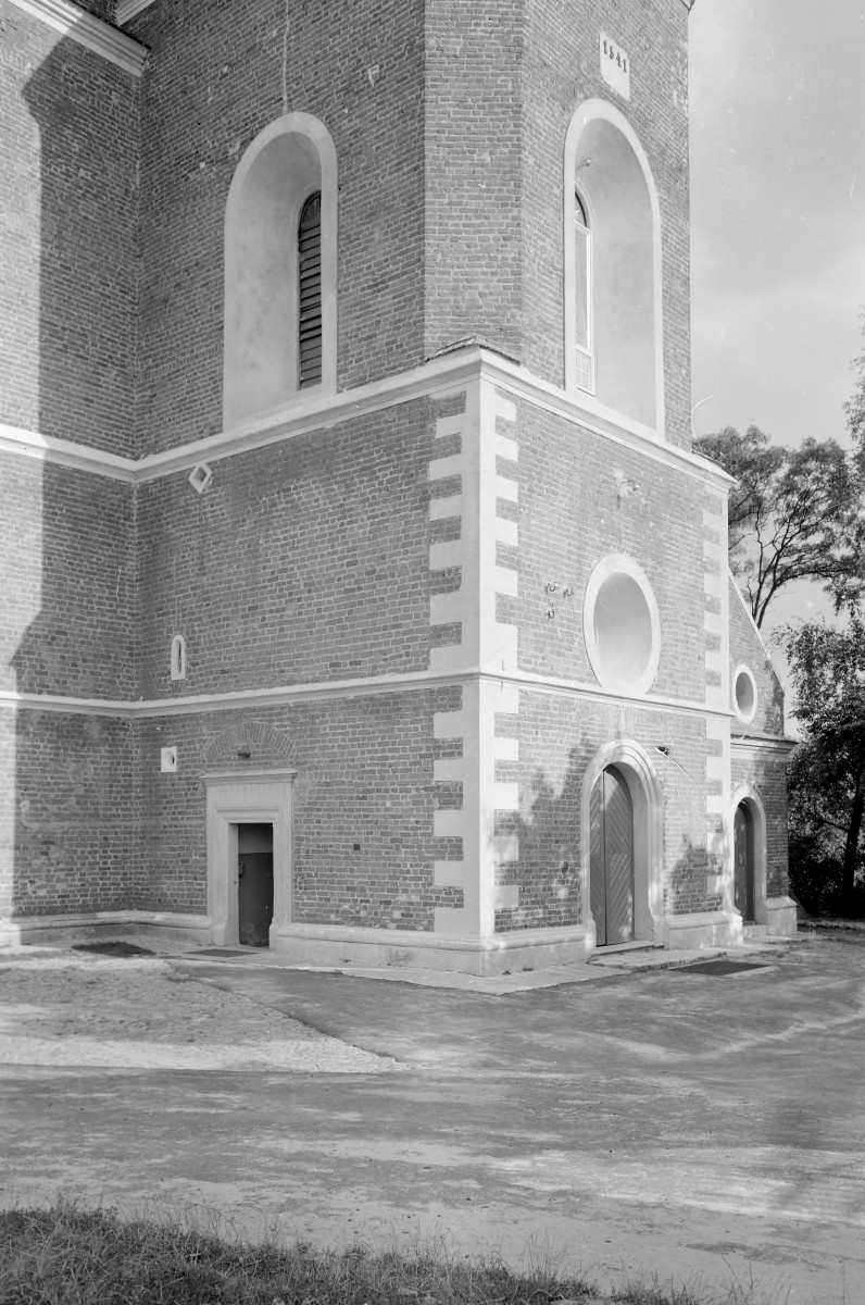 Kościół Trójcy Świętej i Narodzenia Najświętszej Maryi Panny - wieża, część dolna z portalem, skan 1