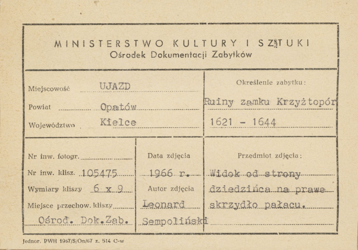 Ruiny zamku  Krzyżtopór  -  widok od strony dziedzińca na prawe skrzydło korpusu głównego - metryczka, skan 1