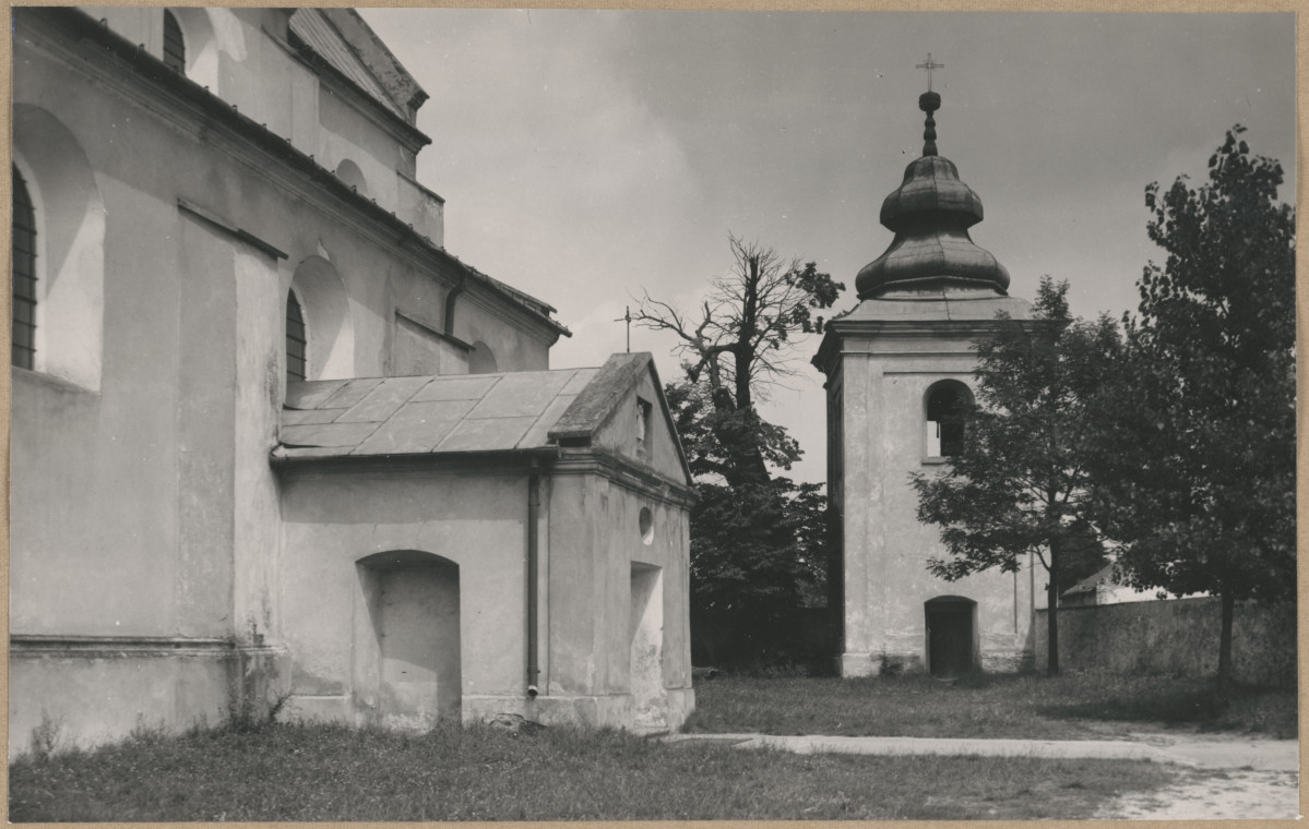 Kościół parafialny - fragment płd. - wsch. elewacji i dzwonnica, skan 1