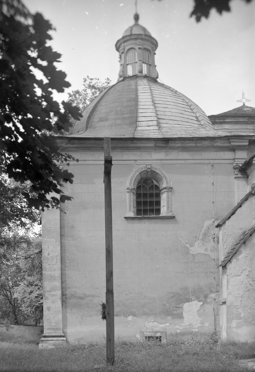 kościół, ob. parafialny pw. Wniebowzięcia Najświętszej Marii Panny - kaplica Pięciu Ran Chrystusa - widok od wschodu, skan 1