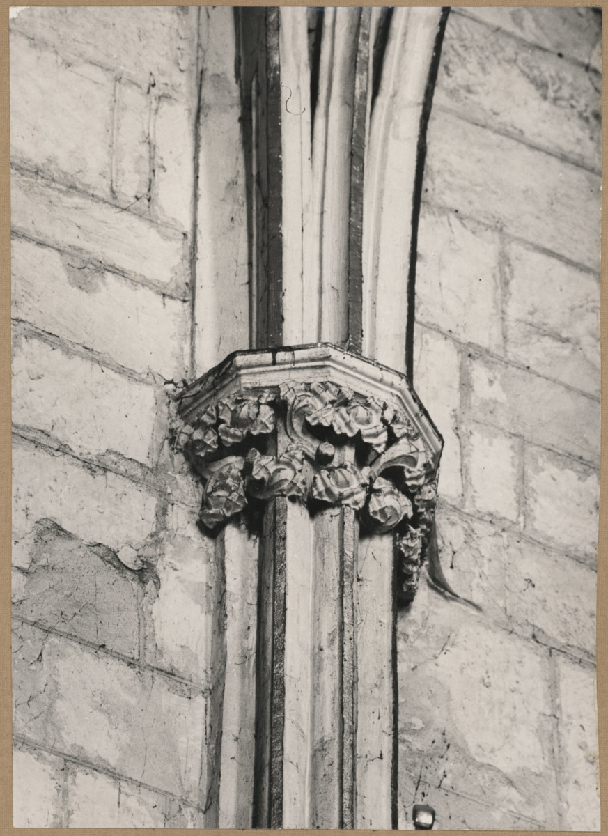  Katedra - wnętrze, widok na głowicę służki , skan 1