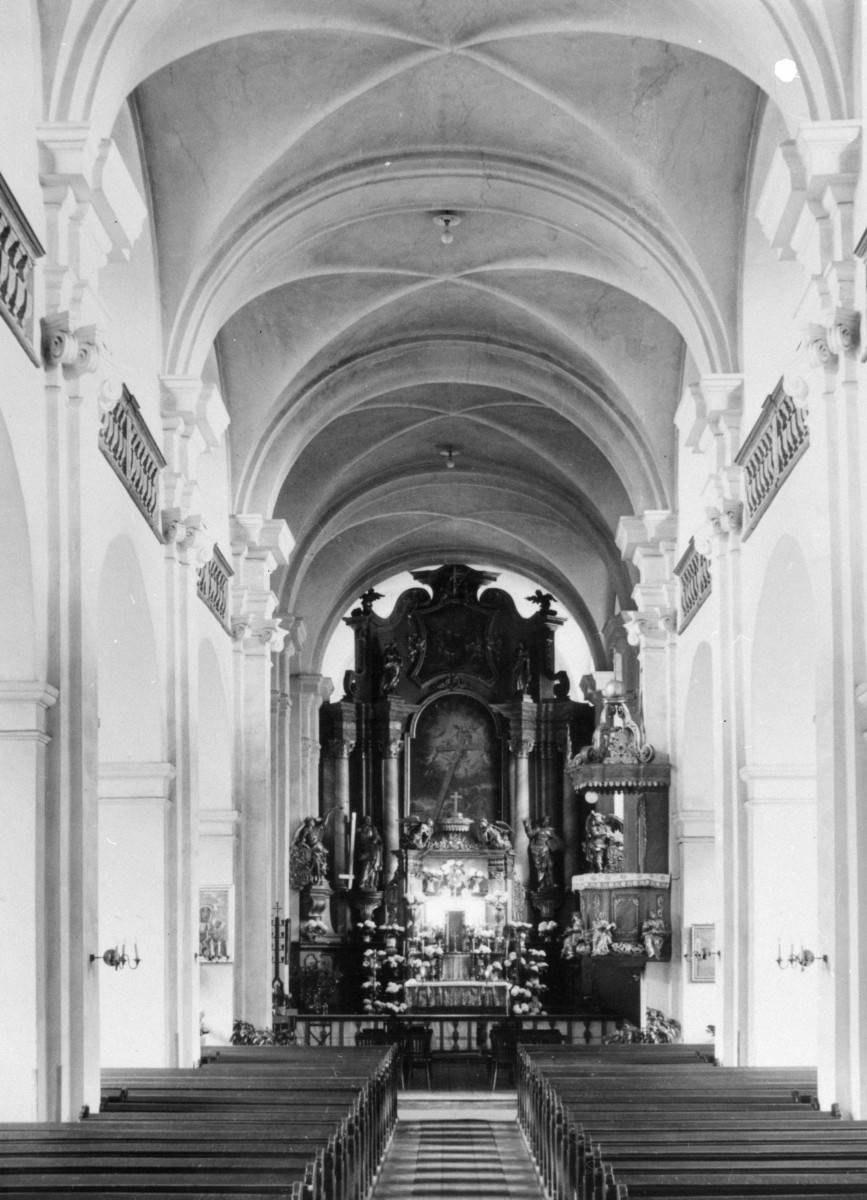 klasztor Dominikanów - kościół pw. Podwyższenia Krzyża Świętego - wnętrze - nawa główna - prezbiterium - ołtarz główny, skan 1